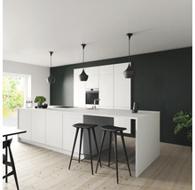 Ljust kök med köksö, barstolar och pendellampor