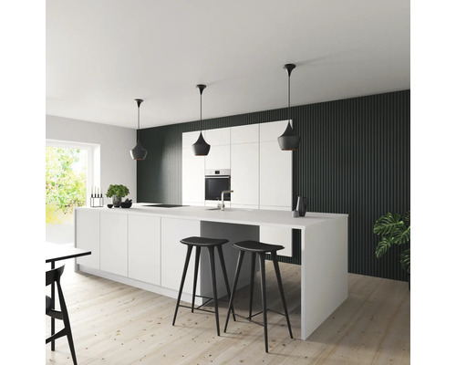 Ljust kök med köksö, barstolar och pendellampor