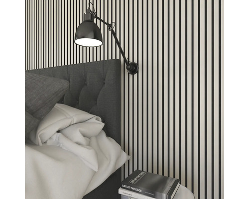 Sovrum med vägglampa, säng och sängbord