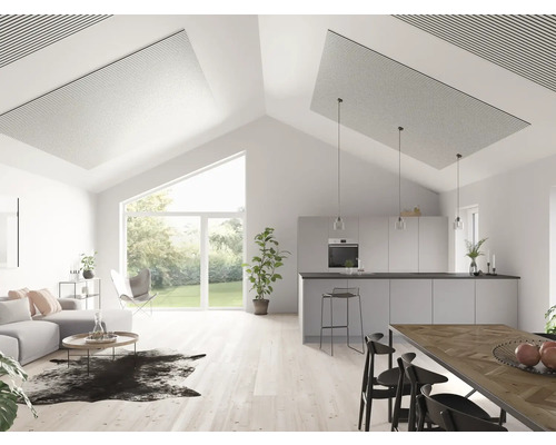 Ljust vardagsrum med akustikpaneler i taket, soffa, kök och matplats.