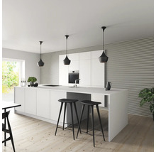 Modernt kök med köksö, barstolar och pendellampor