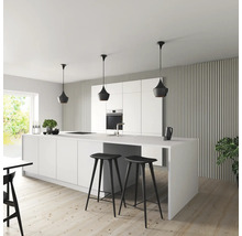 Ljust kök med köksö, barstolar och pendellampor