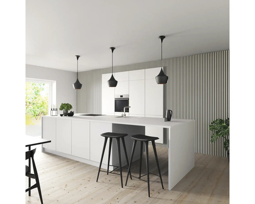 Ljust kök med köksö, barstolar och pendellampor