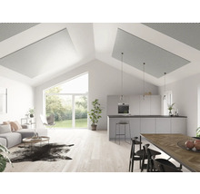 Ljust vardagsrum med akustiska takpaneler ovanför vardagsrummet och köket