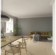 Vardagsrum med matbord, stolar och soffa mot en vägg med horisontella ränder