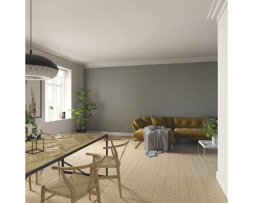 Vardagsrum med matbord, stolar och soffa mot en vägg med horisontella ränder