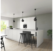 Modernt kök med köksö, barstolar och pendellampor