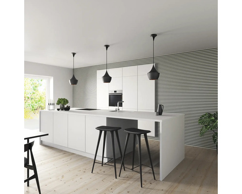 Modernt kök med köksö, barstolar och pendellampor