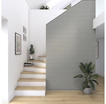 Ljus entré med trappa, krukväxter och väggdekoration