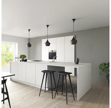 Ljust kök med köksö, barstolar och pendellampor