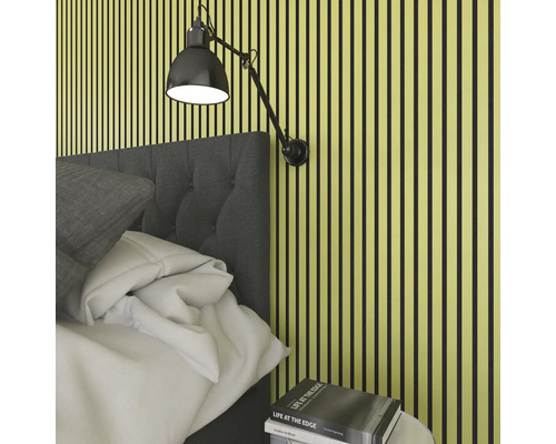 Sovrum med väggpaneler, säng, läslampa och sängbord