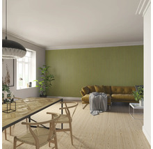 Ljust vardagsrum med matbord, stolar, soffa och väggpaneler