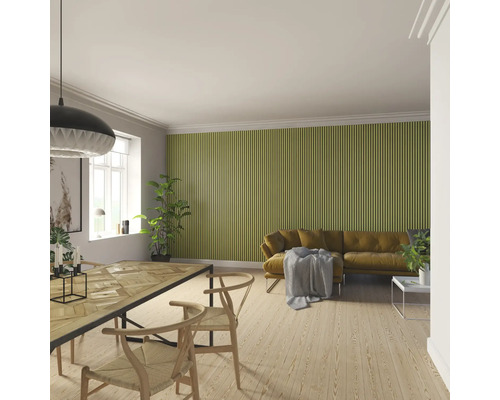 Ljust vardagsrum med matbord, stolar, soffa och väggpaneler