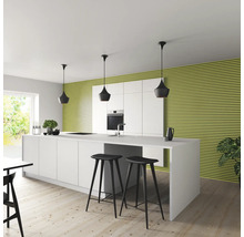 Modernt kök med köksö, barstolar och pendellampor