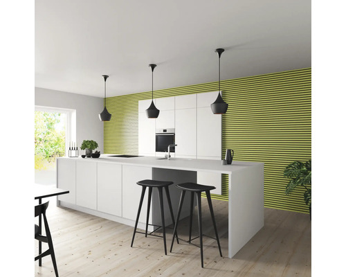 Modernt kök med köksö, barstolar och pendellampor