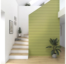 Interiör med trappa, väggpaneler och krukväxter