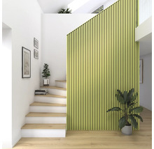 Interiör med trappa, väggpaneler och krukväxter för en ljus och organiserad atmosfär