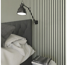 Sovrumsscen med säng, vägglampa och väggpaneler