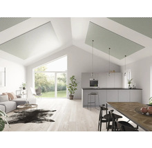 Ljust vardagsrum med akustiska takpaneler, köksdel och stora fönster