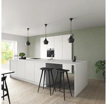 Ljust kök med köksö, barstolar och pendellampor