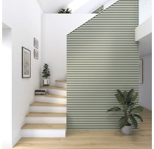 Ljust rum med trätrappa, väggpaneler och krukväxter