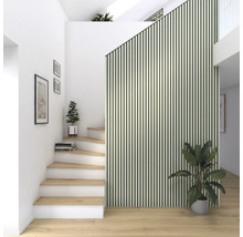 Ljus hall med trappa, trätrappsteg, väggpaneler och krukväxter