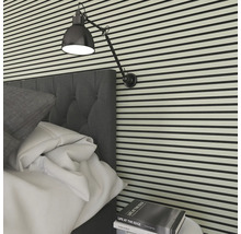 Sovrumsscen med säng, vägglampa och horisontella väggpaneler