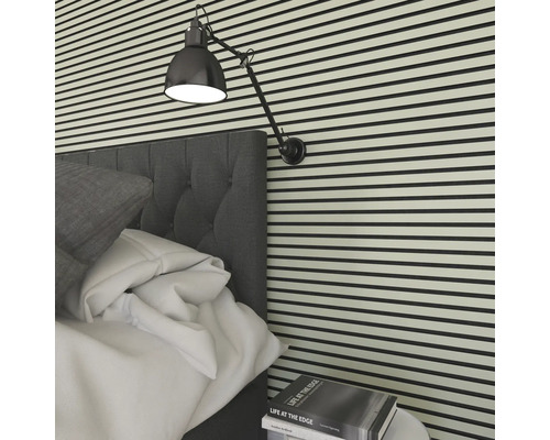 Sovrumsscen med säng, vägglampa och horisontella väggpaneler