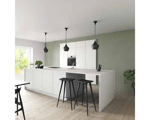 Modernt kök med köksö, barstolar och pendellampor