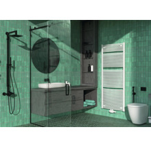 Badrum med dusch, handfat, spegel, handdukstork och toalett i en ljus, organiserad design