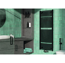 Badrum med handfat, spegel och svart handdukstork