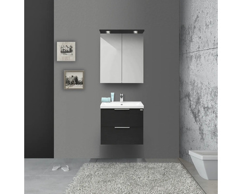 Modernt badrum med tvättställ, spegelskåp och matta