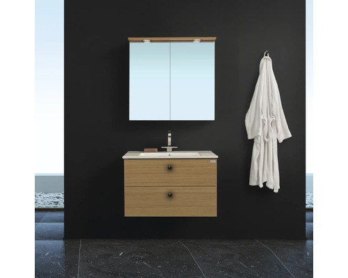 Badrum med tvättställsskåp, handfat, spegelskåp och badrock