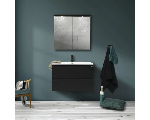 Badrum med svart tvättställsskåp, handfat och spegelskåp