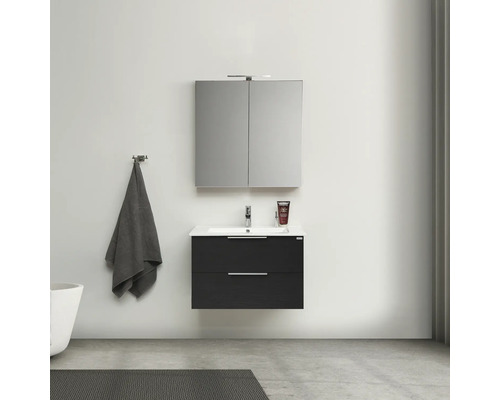 Modernt badrum med tvättställsskåp, spegelskåp och handduk