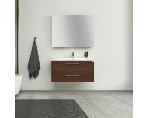 Badrum med tvättställsskåp, handfat, spegelskåp och handduk