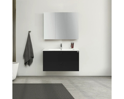 Badrum med svart tvättställsskåp, handfat, spegelskåp och handdukshängare