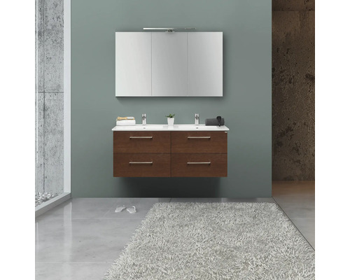 Modernt badrum med tvättställsskåp, spegel och matta