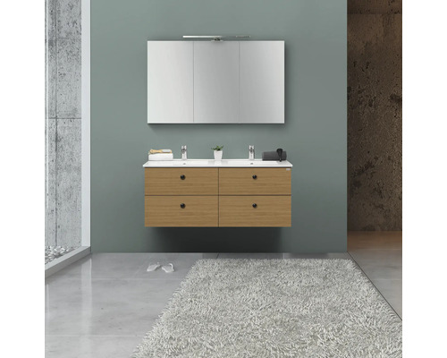 Modernt badrum med tvättställsskåp i trä, tvättställsskålar och spegelskåp.