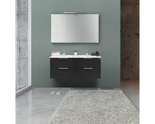 Badrum med dubbla handfat, spegelskåp och fluffig matta