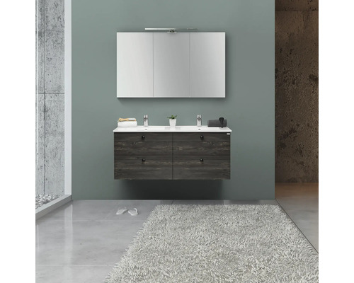 Modernt badrum med tvättställsskåp, spegel och matta