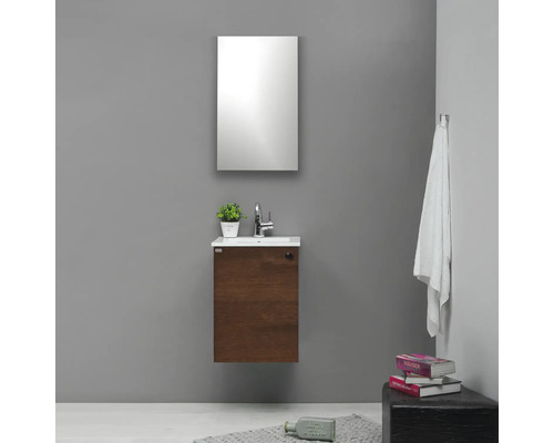 Badrum med tvättställsskåp, tvättställ, spegel och handdukshållare för väggmontering