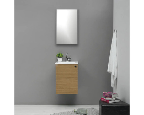 Badrum med handfat, spegel och handdukshållare