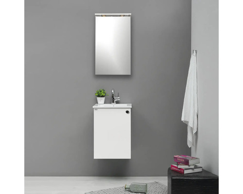 Badrum med tvättställsskåp, spegel och handdukshållare