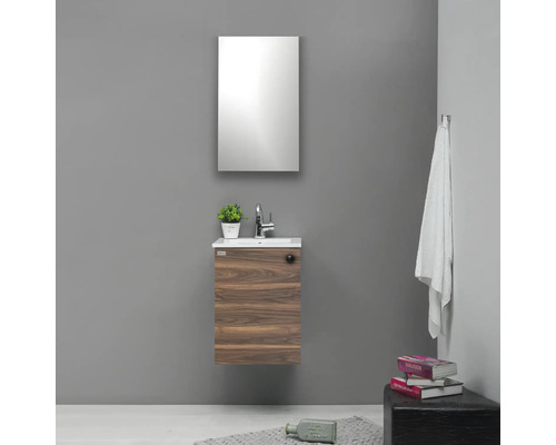 Badrum med tvättställsskåp, spegel, armatur och handduk