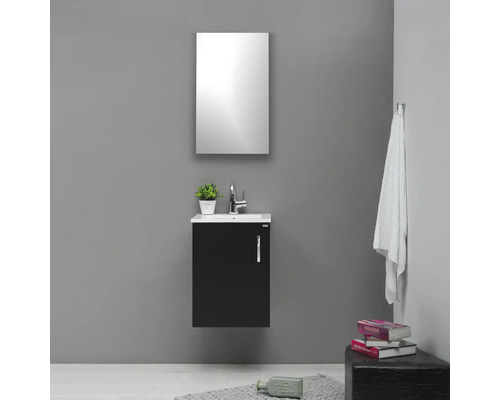 Badrum med spegelskåp, tvättställsskåp och armatur