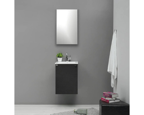 Badrum med handfat, underskåp och spegel