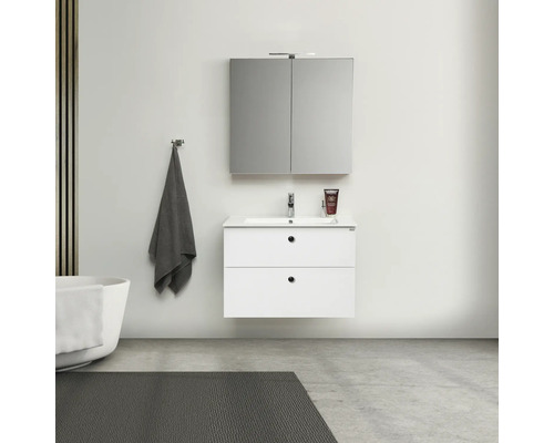 Modernt badrum med vitt tvättställsskåp, spegelskåp och grå badrumsmatta