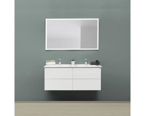 Modernt badrum med vitt tvättställsskåp, dubbla handfat och belyst spegel