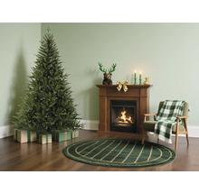 Julscen med julgran, presenter, öppen spis och fåtölj